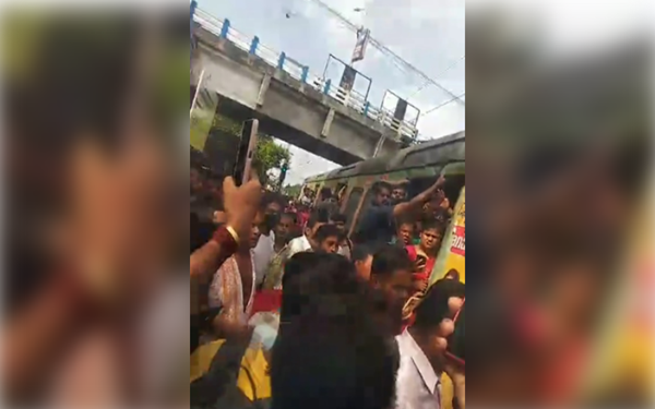 बंगाल के बिराती स्टेशन पर बैग में बच्चा छिपाकर ले जा रही महिला पकड़ी गई