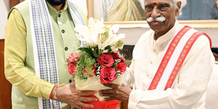 मुख्यमंत्री ने स्मारक के लिए अपने स्वैच्छिक कोष से 51 लाख रुपये के अनुदान देने की करी घोषणा