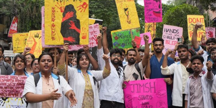 कोलकाता में जूनियर डॉक्टरों ने एक डॉक्टर के बलात्कार और हत्या के जवाब में अपनी हड़ताल जारी रखी।