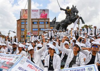 न्याय के लिए मेडिकल स्टाफ के प्रदर्शन में देरी का सामना कर रहे मरीज।