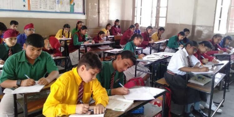 एनसीईआरटी की रिपोर्ट में कक्षा 9 से 11 तक के अंकों को कक्षा 12 के बोर्ड परीक्षा परिणामों में शामिल करने की सिफारिश की गई है।