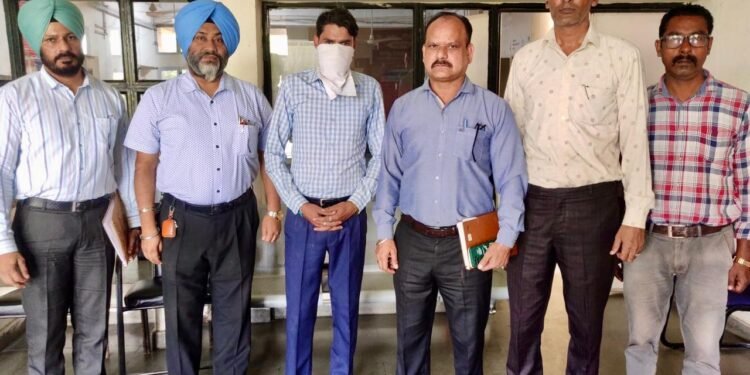 विजिलेंस द्वारा 49800 रुपये रिश्वत लेने के आरोप में हवलदार काबू