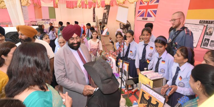 प्ले वेज़ सीनियर सेकेंडरी स्कूल