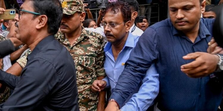 अधिकारी छापेमारी के दौरान मामले से जुड़े सबूत जुटा रहे हैं