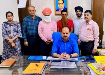 वेतनों में 36 लाख रुपये का घोटाला करने के आरोप में सेवानिवृत्त मुख्य शिक्षक और क्लर्क विजिलेंस ब्यूरो द्वारा काबू