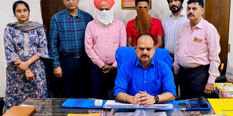 वेतनों में 36 लाख रुपये का घोटाला करने के आरोप में सेवानिवृत्त मुख्य शिक्षक और क्लर्क विजिलेंस ब्यूरो द्वारा काबू