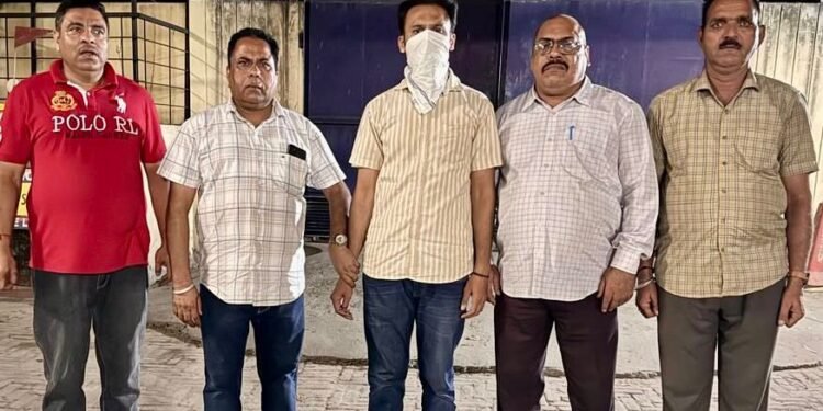 पंचायत चुनाव उम्मीदवार से 10,000 रुपये रिश्वत लेते हुए लुधियाना नगर निगम कर्मचारी को विजीलेंस ब्यूरो ने रंगे हाथों पकड़ा