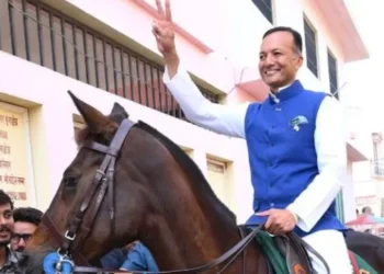 नवीन जिंदल घोड़े पर सवार होकर वोटिंग सेंटर पहुंचे