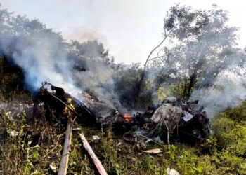 पुणे में एक हेलीकॉप्टर दुर्घटना में तीन लोगों की मौत हो गई।