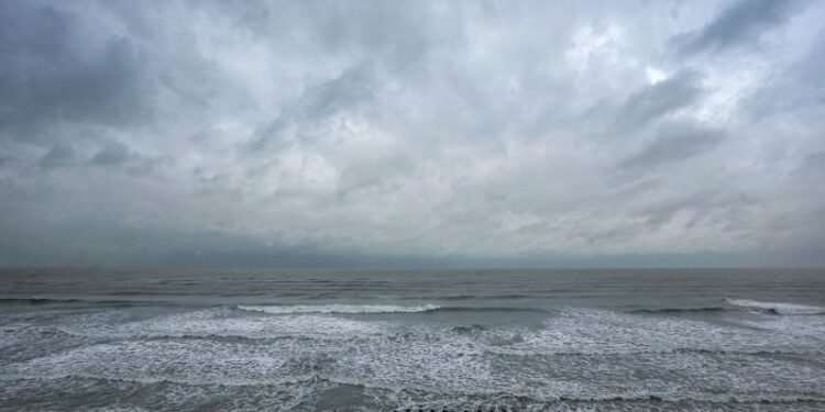 चक्रवात ‘दाना’ के कारण बंगाल और ओडिशा हाई अलर्ट पर हैं