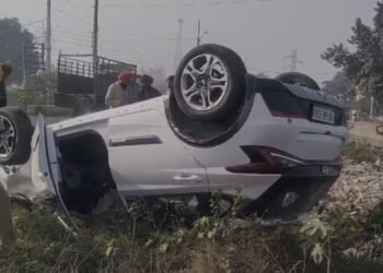 मोगा के कोटकपूरा बाई पास पर आई ट्वेंटी कार ने कई गुलाटिया खाकर पलटी