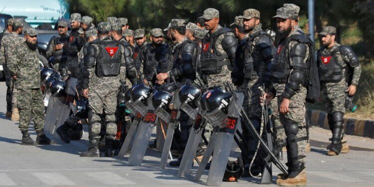 इमरान के समर्थक कानून प्रवर्तन के साथ हिंसक टकराव में संलग्न हैं।