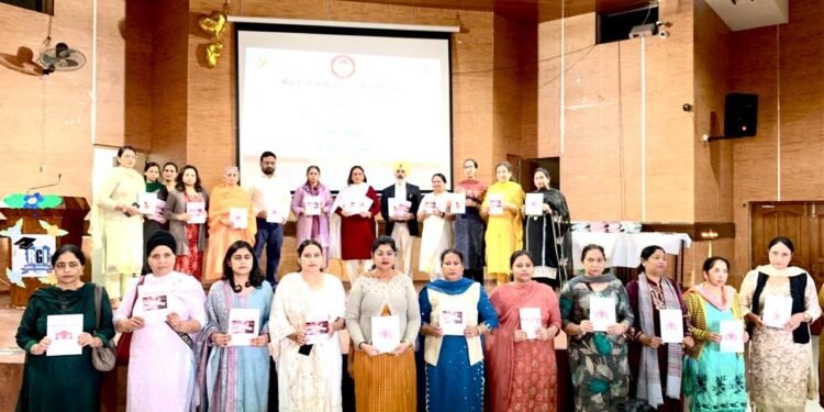 महिला कमिशन ने घरेलू हिंसा और शारीरिक शोषण रोकथाम एक्ट 2013 के बारे में विद्यार्थियों को किया जागरूक