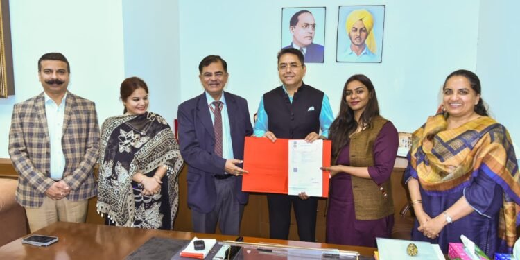 पीएसडीएम द्वारा स्वास्थ्य देखभाल क्षेत्र की मांग को पूरा करने के लिए बाबा फरीद यूनिवर्सिटी ऑफ हेल्थ साइंसेज के साथ समझौता