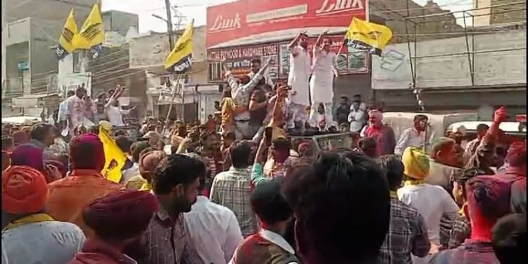 AAP ने कांग्रेस द्वारा पहले धारण की गई तीन प्रमुख निर्वाचन क्षेत्रों को सुरक्षित किया।