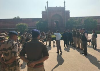 आगरा के ताज महल को आज ईमेल के जरिए बम से उड़ाने की धमकी मिली।