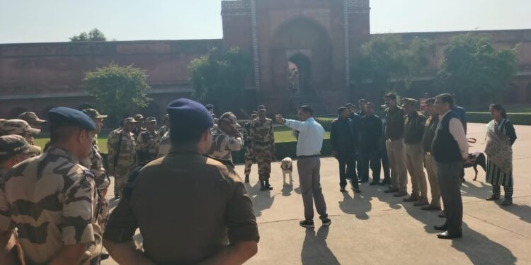 आगरा के ताज महल को आज ईमेल के जरिए बम से उड़ाने की धमकी मिली।