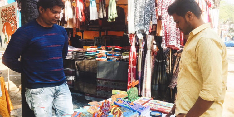 सूरजकुंड मेले में पर्यटकों को लुभा रही ‘भील आर्ट’ कला