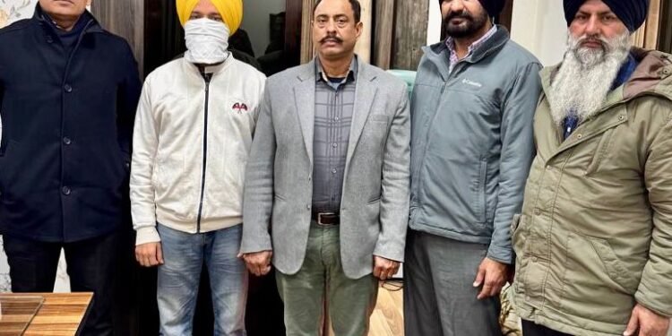 30,000 रुपये रिश्वत लेने के आरोप में फरार सहायक श्रम आयुक्त विजीलैंस ब्यूरो द्वारा गिरफ्तार