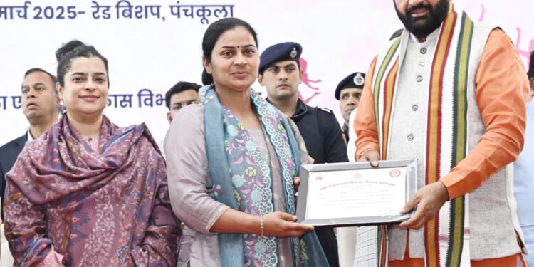 मुख्यमंत्री ने अंतर्राष्ट्रीय महिला दिवस पर पंचकूला में आयोजित नारी शक्ति रक्तदान शिविर में रक्तदाता महिलाओं को किया सम्मानित