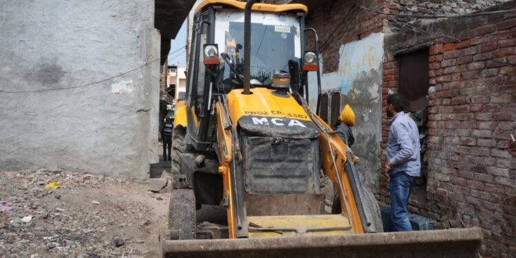 जिला प्रशासन ने फिर ध्वस्त किया नशा तस्कर अजय कुमार बिल्ली का घर