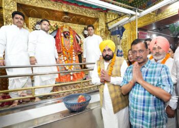 अरविंद केजरीवाल और भगवंत मान ने काली माता मंदिर में माथा टेका
