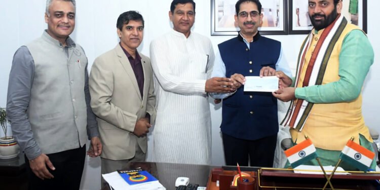 सरस्वती नदी पुनरुद्धार के लिए इंटरसॉफ्ट कंपनी ने मुख्यमंत्री नायब सिंह सैनी को दिए 36 लाख रुपये*