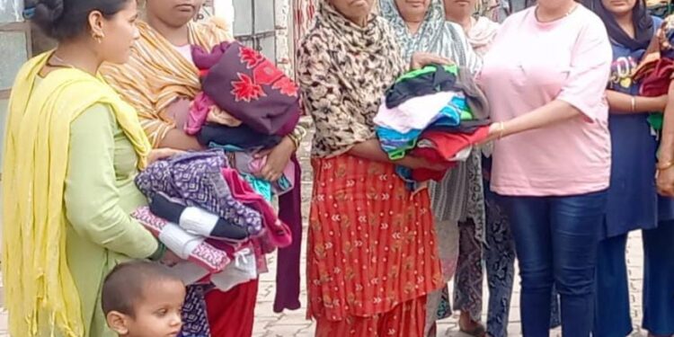 अनमोल मुस्कान कांती पत्नी दीप सिंह चैरिटेबल ट्रस्ट द्वारा गांव घड़ूआं में जरूरतमंद परिवारों को कपड़े वितरित किए गए