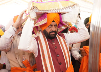 श्री गुरु तेग बहादुर जी के 350वें शहीदी दिवस पर हरियाणा के मुख्यमंत्री ने निभाई पवित्र ‘पालकी सेवा’; पंज प्यारों की अगुवाई में हुआ श्री गुरु ग्रंथ साहिब जी का प्रकाश