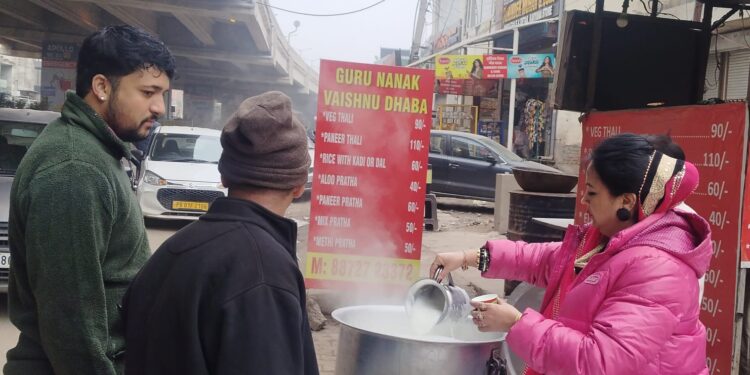 दशम पिता के प्रकाश पर्व पर अनमोल मुस्कान ट्रस्ट द्वारा दूध का लंगर