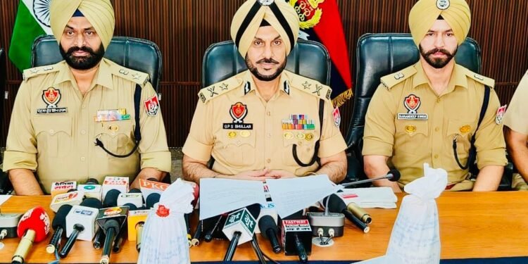सीमा पार से हथियार और विस्फोटक तस्करी नेटवर्क का पर्दाफाश; एक AK-47 राइफल और दो हैंड ग्रेनेड सहित एक व्यक्ति गिरफ्तार