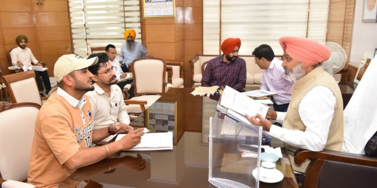 वित्त मंत्री हरपाल सिंह चीमा ने कर्मचारी यूनियनों के साथ की बैठक; मांगों के समयबद्ध समाधान का दिया भरोसा
