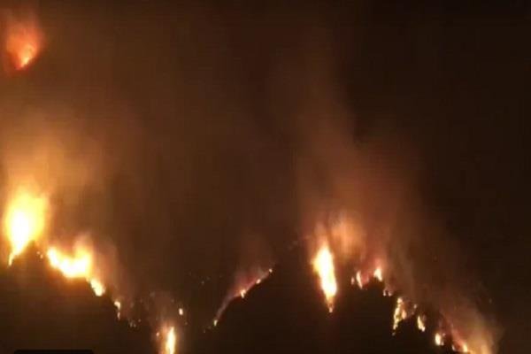 अमेरिका के कैलिफोर्निया के वेन्तुरा और सांता बारबरा काउंटी इलाकों में व्यापक रुप से फैले आग