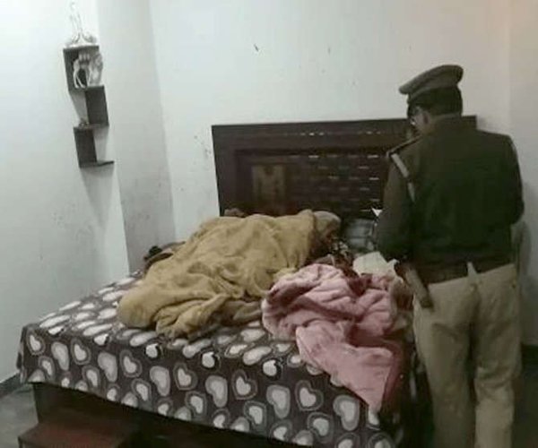 गौर सिटी-2 में रहने वाली एक महिला और उसकी बेटी की पीट-पीटकर निर्ममता से हत्या कर दी गई