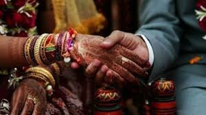 रिजार्ट में होने वाली शादी में उस समय तनाव पैदा हो गया जब वर पक्ष लड़की को शगुन में देने वाले कपड़े तक नहीं लेकर आए
