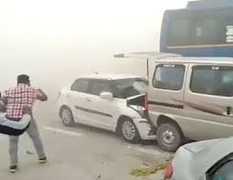 घने कोहरे के कारण आगरा-लखनऊ एक्सप्रेस-वे पर 10 वाहन एक दूसरे से टकराए