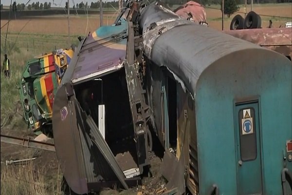 दक्षिण अफ्रीका में  रेल फाटक पर ट्रक से टक्कर होने के बाद ट्रेन के कई डिब्बे पटरी से उतर गए