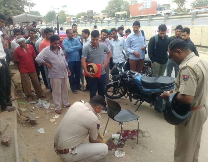 एक व्यक्ति ने बीच सड़क पर अपनी बहू की तलवार से काट कर हत्या की