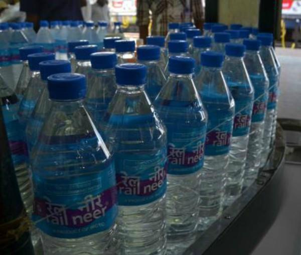 20 घंटे से ज्यादा लेट हुई राजधानी-दूरंतो तो मुफ्त में मिलेगी पानी की बोतल