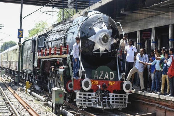 आजादी की यादें लेकर फिर पटरी पर दौड़ा भारत का पहला भाप इंजन ”आजाद”