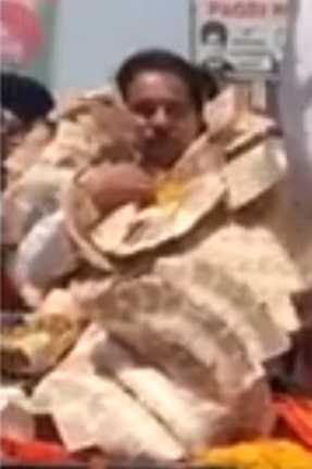 शिक्षा मंत्री बनते ही सोनी की बल्ले-बल्ले,लोगों ने नोटों से लदा