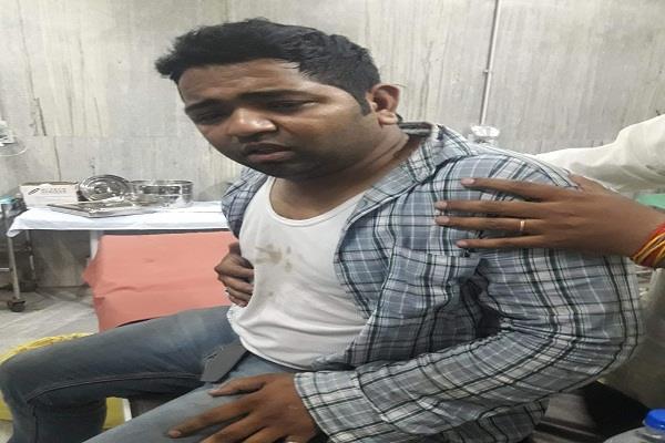 जीजा ने साले व उसके साथियों पर लगाया डंडों से पीटने का आरोप