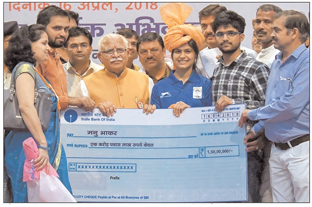 गोल्डन गर्ल मनु भाकर को पगड़ी बांध व डेढ़ करोड़ का चैक देकर सीएम ने किया सम्मानित