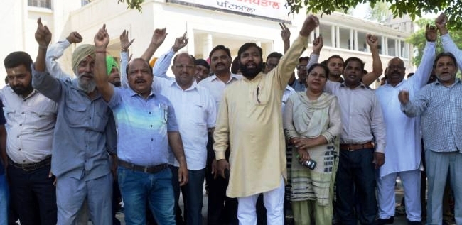 डीसी दफ्तर के सामने मांगें पूरी करवाने को लेकर धरना  -भारतीय किसान यूनियन एकता