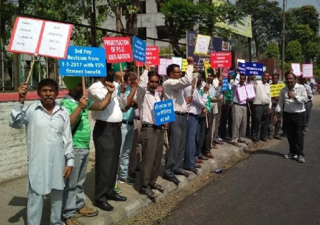 मुलाजिमों ने मांगें पूरी करवाने को लेकर की रैली