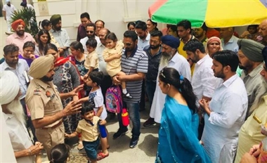 बच्चों को लेने आए पेरेंट्स से सही पार्किंग की अपील