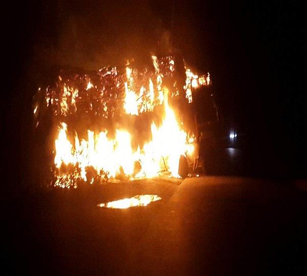 तूड़ी से भरा ट्रक बिजली की तारों से टकराया