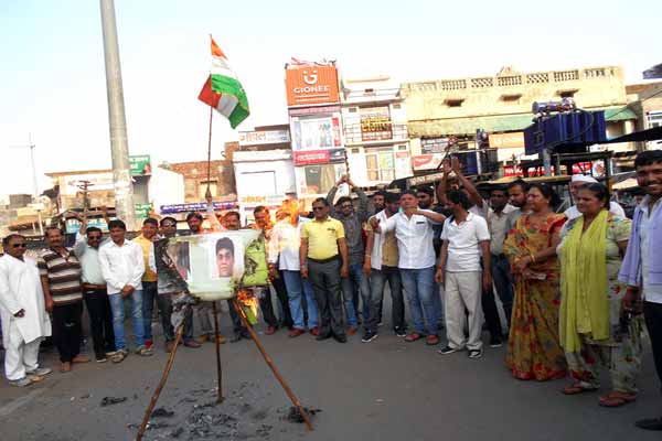 शहर कांग्रेस ने फूंके मेयर और आयुक्त के पुतले