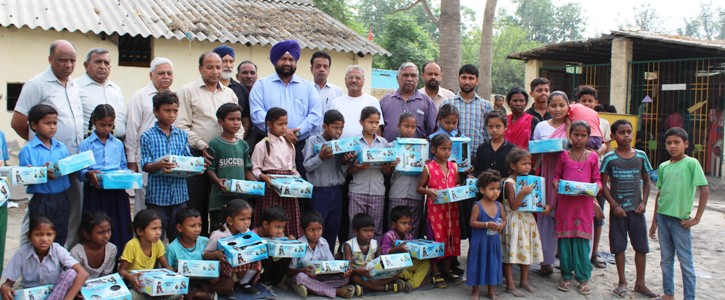 आसरा  ने  विधार्थी चरण  पादुका योजना   के  तहत   55  बच्चो को बांटे   सैंडिल