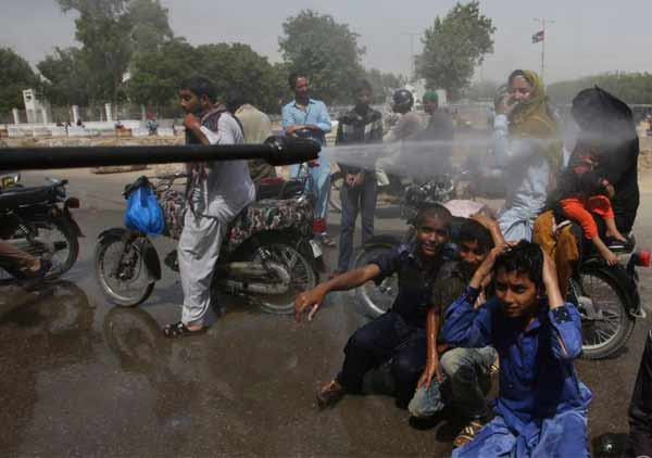 पाकिस्तान में लू से 65 लोगों ने तोड़ा दम